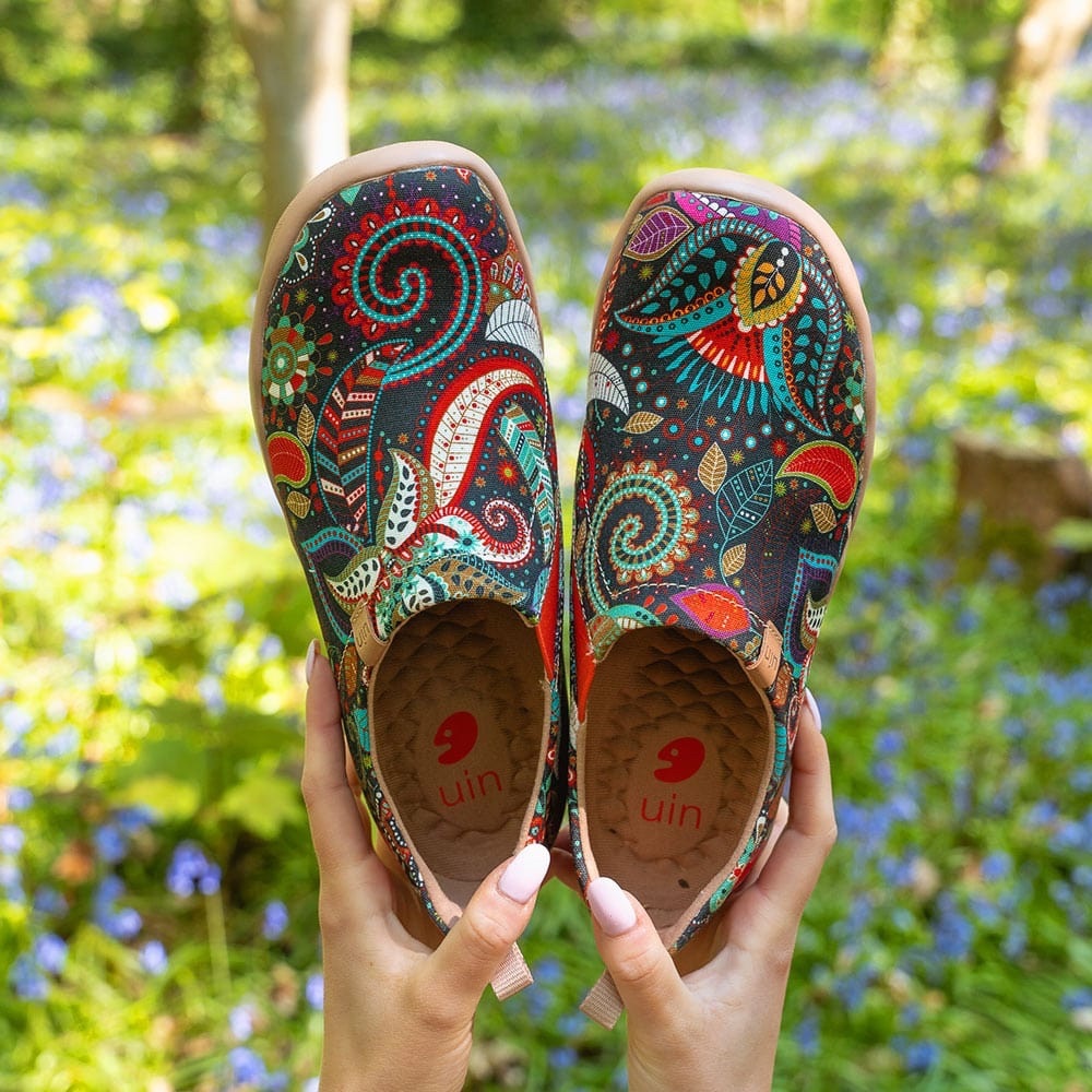 NWT UIN Slip On Shoes Canvas Comfortable Lightweight